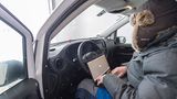 Gut eingemummt beim Messen im Mercedes eVito