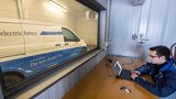 Während des Kältetests läßt sich der Mercedes eVito aus dem Messraum jederzeit beobachten