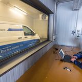 Während des Kältetests läßt sich der Mercedes eVito aus dem Messraum jederzeit beobachten