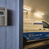 Das Thermometer zeigt an: Minus 22 Grad in der Kältekammer beim Wintertest des Mercedes eVito