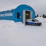 Der Mercedes eVito rollt in Arjeplog aus der Kältekammer