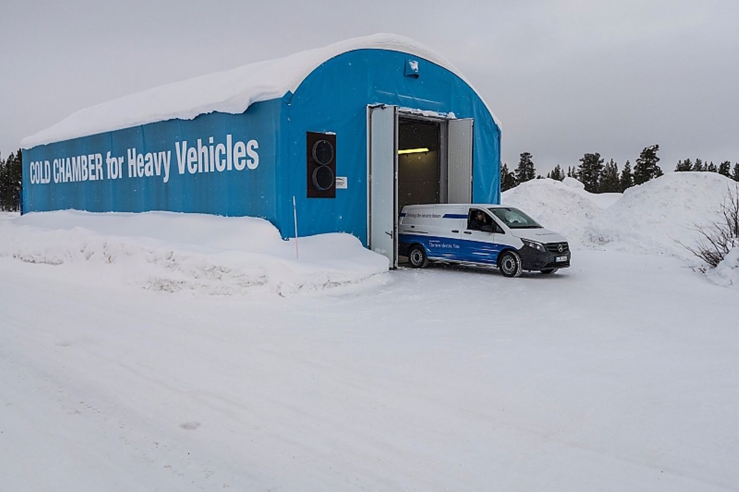 Der Mercedes eVito rollt in Arjeplog aus der Kältekammer
