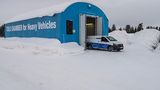 Der Mercedes eVito rollt in Arjeplog aus der Kältekammer