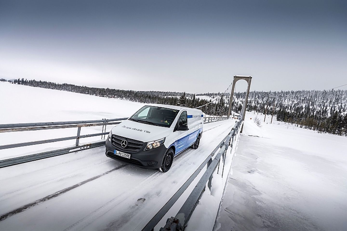 Zum Mercedes eVito Wintertest in Arjeplog gehören auch ausgedehnte Messfahrten über verschneite Straßen.