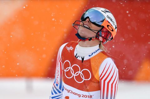 Im Schneefall wirft die US-Skiläuferin Lindsey Vonn enttäuscht den Kopf nach hinten.
