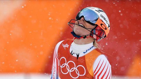 Im Schneefall wirft die US-Skiläuferin Lindsey Vonn enttäuscht den Kopf nach hinten.