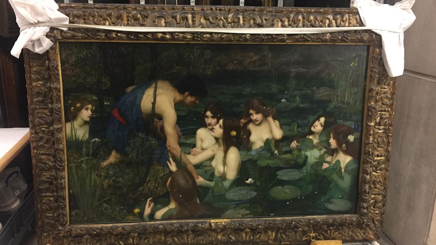 Das Gemälde "Hylas und die Nymphen" steht auf dem Boden der Manchester Art Gallery.