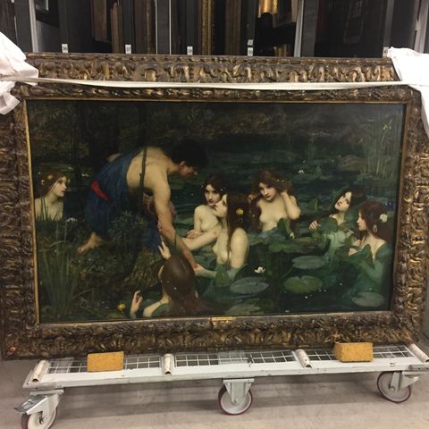 Das Gemälde "Hylas und die Nymphen" steht auf dem Boden der Manchester Art Gallery.