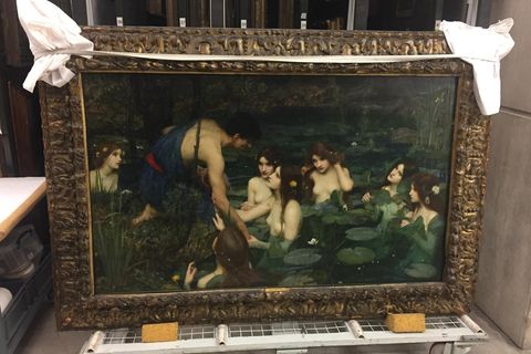 Das Gemälde "Hylas und die Nymphen" steht auf dem Boden der Manchester Art Gallery.