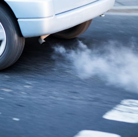 Abgas kommt aus einem Auto im Berufsverkehr in Leipzig
