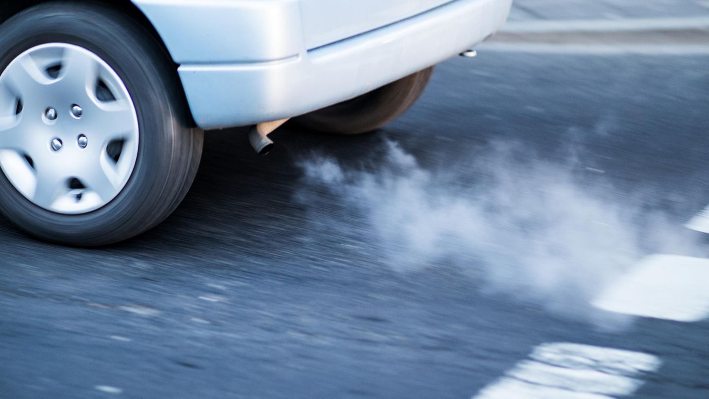 Abgas kommt aus einem Auto im Berufsverkehr in Leipzig