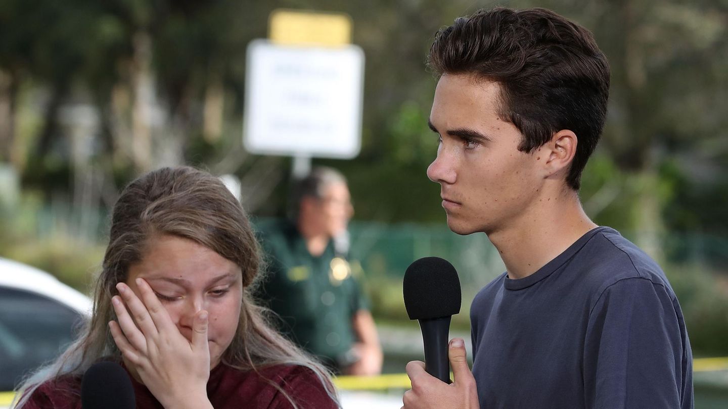 Eine Schülerin und ein Schüler geben nach dem Massaker an der Marjory Stoneman Douglas High School Interviews