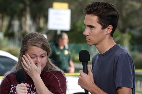 Eine Schülerin und ein Schüler geben nach dem Massaker an der Marjory Stoneman Douglas High School Interviews