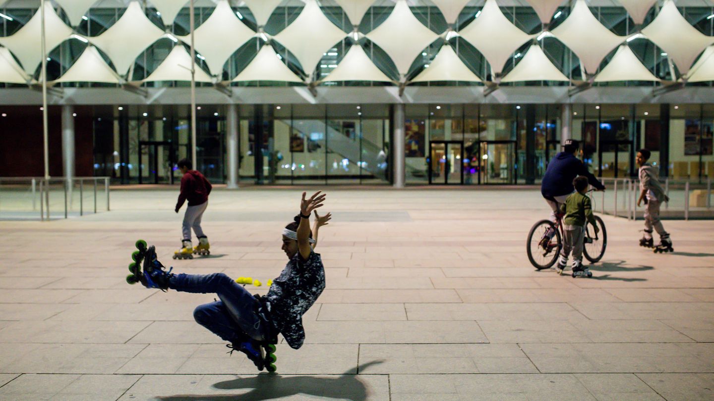 Rollerblader vor der König-Fahd-Bibliothek