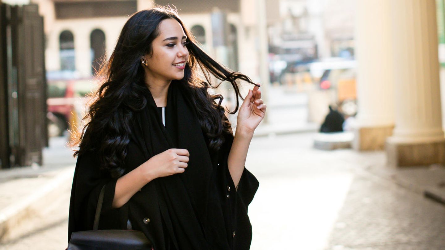 Die Modedesignerin Alaa Balkhy auf den Straßen ihrer Heimatstadt Dschidda