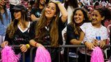 Ausgelassen und ohne Kopftuch: die Food-Bloggerin Basma al-Charaidschi (l.) bei einem Basketballspiel. Die Halle war nur für Frauen reserviert – viele von ihnen waren zum ersten Mal in einem Sportstadion