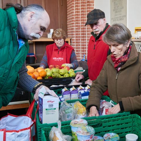 Die Armut wächst in Deutschland - und der Andrang auf die Tafeln auch. Dieses Foto zeigt ehrenamtliche Helfer der Berliner Einrichtung "Laib und Seele" bei der Essensausgabe.