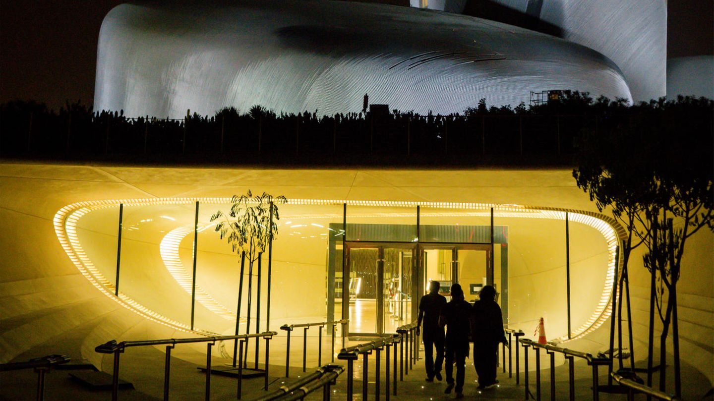 Wie riesige Steine in der Wüste – das King-Abdulaziz-Kulturzentrum in Dhahran vereint Konzertsäle, Konferenzräume und eine Bibliothek. Die Zugänge liegen unter der Erde