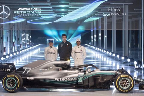 Mercedes-Teamchef Toto Wolf (M.) hat seinen Formel-1-Piloten Valtteri Bottas (l.) und Lewis Hamilton (r.) den neuen Silberpfeil W09 hingestellt