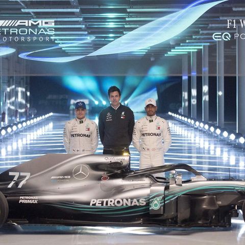 Mercedes-Teamchef Toto Wolf (M.) hat seinen Formel-1-Piloten Valtteri Bottas (l.) und Lewis Hamilton (r.) den neuen Silberpfeil W09 hingestellt