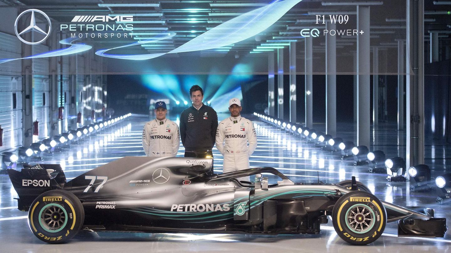 Mercedes-Teamchef Toto Wolf (M.) hat seinen Formel-1-Piloten Valtteri Bottas (l.) und Lewis Hamilton (r.) den neuen Silberpfeil W09 hingestellt