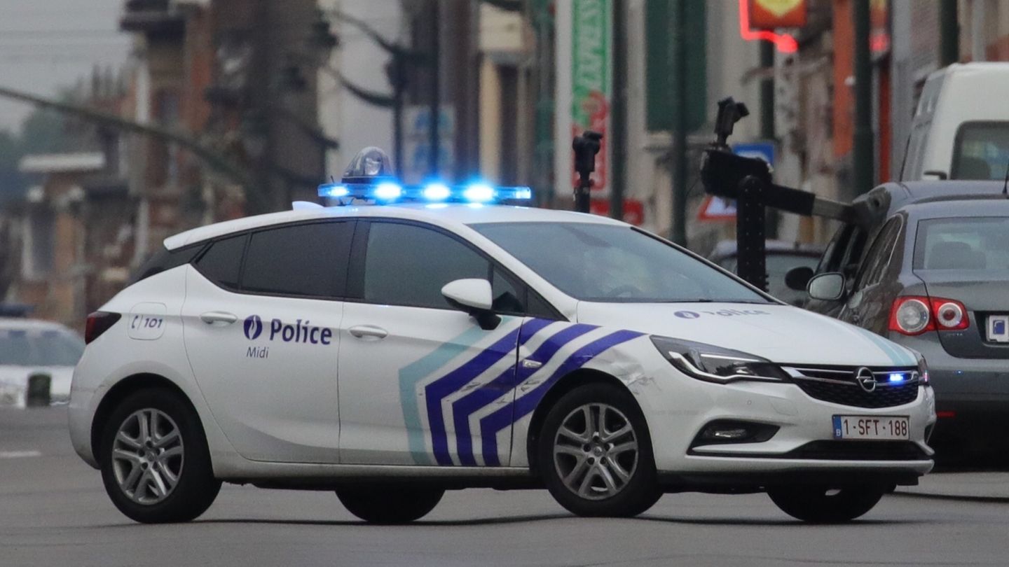 Ein Polizeiwagen blockiert in Brüssel eine Straße