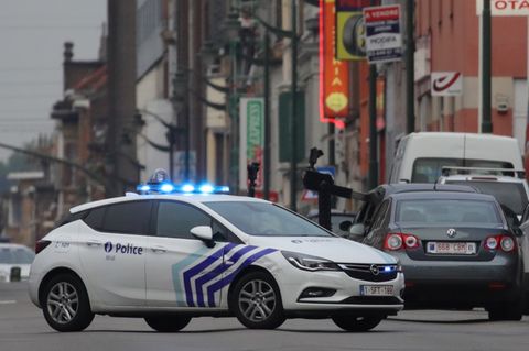 Ein Polizeiwagen blockiert in Brüssel eine Straße