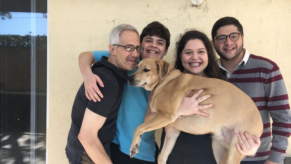 Ehemalige Schülerin in Florida: Madeline Gropman (zweite von rechts) mit ihrem Vater, ihrem Bruder Ben und ihrem Bruder Mitchell (v.r.n.l) Madeline Gropman (zweite von rechts) mit ihrem Vater, ihrem Bruder Ben und ihrem Bruder Mitchell (v.r.n.l)