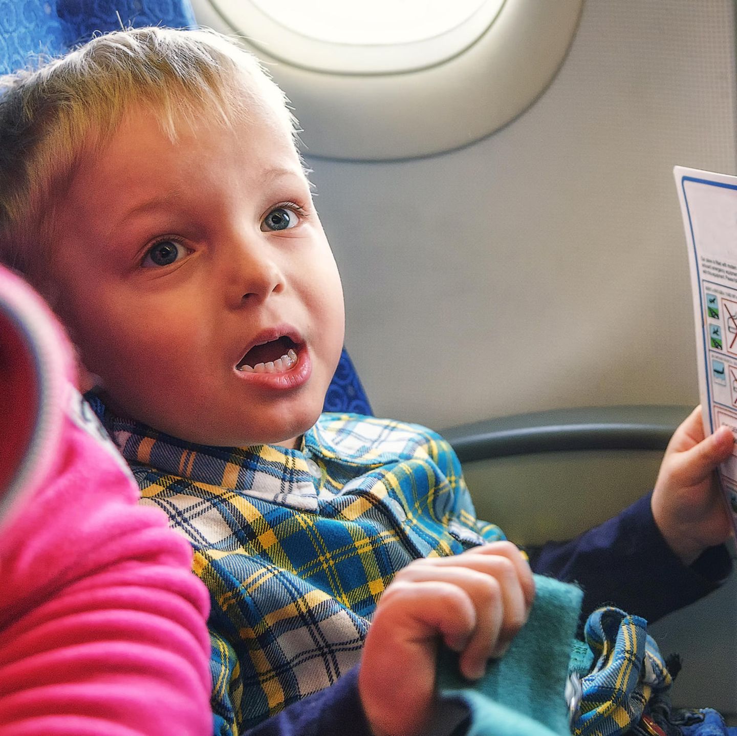 Fliegen mit Kleinkind - 33 Beschäftigungs-Ideen fürs Flugzeug: Damit  vergeht die Reisezeit im Flug! Die besten Profi-Tricks einer  Flugbegleiterin! - Irgendwo mit Kind