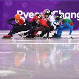 Auffahr-Gefahr: Im Shortrack geht es zuweilen recht eng zu. Da muss jeder Schritt auf den langen Kufen sitzen