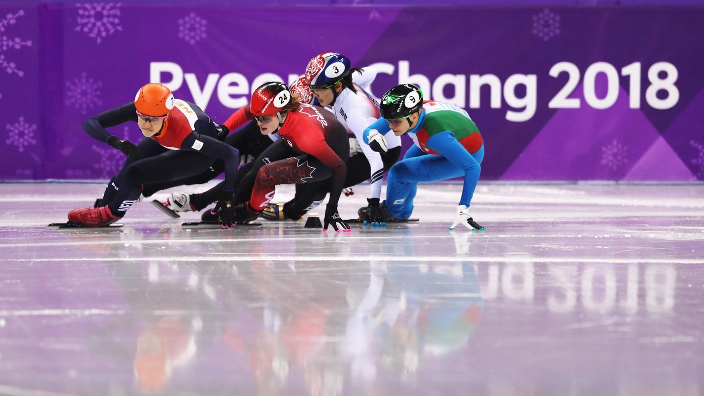 Auffahr-Gefahr: Im Shortrack geht es zuweilen recht eng zu. Da muss jeder Schritt auf den langen Kufen sitzen