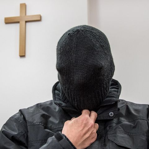 Der angeklagte ehemalige Priester sitzt im Gerichtssaal des Landgerichts in Deggendorf