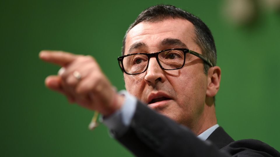 Grünen-Politiker Cem Özdemir hat die AfD im Bundestag als "Rassisten" bezeichnet