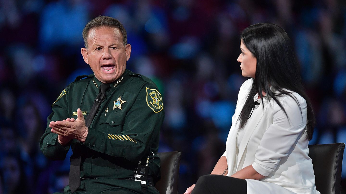 Broward Sheriff Scott Israel sitzt in grüner US-Polizeiuniform auf einer Bühne gestikuliert mit geöffnetem Mund