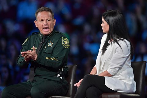 Broward Sheriff Scott Israel sitzt in grüner US-Polizeiuniform auf einer Bühne gestikuliert mit geöffnetem Mund
