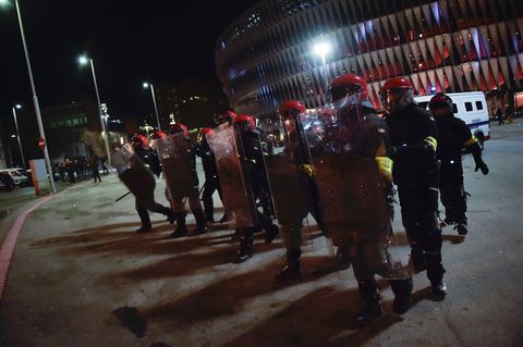 Vor dem Stadion in Bilbao zieht ein schwer gerüsteter Polizeitrupp auf