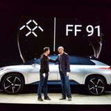 Faraday Future-Gründer Jia Yueting (links) bleibt optimistisch, dass sein Unternehmen nicht pleite geht