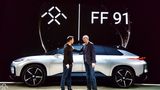 Faraday Future-Gründer Jia Yueting (links) bleibt optimistisch, dass sein Unternehmen nicht pleite geht