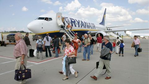 Passagiere steigen aus einer Maschine von Ryanair am Flughafen Hahn
