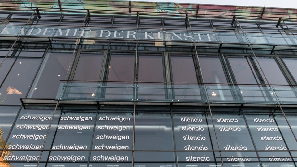 Die Wörter "Schweigen" und "Silencio" auf der Glasfassade Die Wörter "Schweigen" und "Silencio" stehen auf der Glasfassade der Akademie der Künste