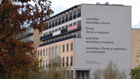 Die Fassade der Alice Salomon Hochschule in Berlin mit dem Gomringer-Gedicht "avenidas"