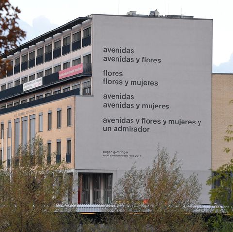 Die Fassade der Alice Salomon Hochschule in Berlin mit dem Gomringer-Gedicht "avenidas"