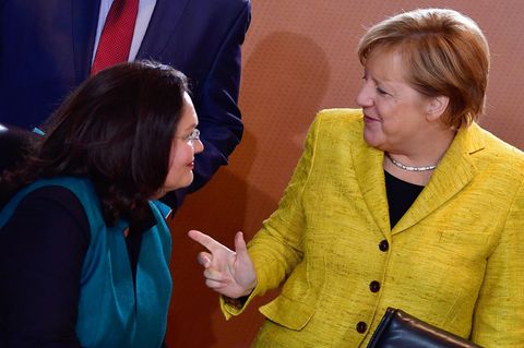 Angela Merkel spricht mit Andrea Nahles - Groko-Pläne für Rentenkürzung bei Zeitungsboten