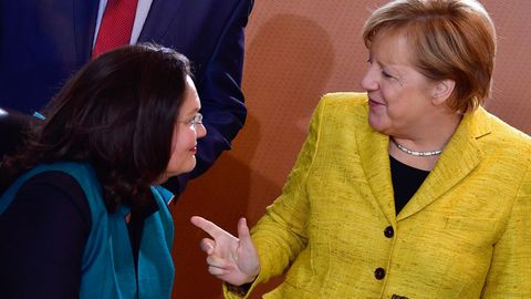 Angela Merkel spricht mit Andrea Nahles - Groko-Pläne für Rentenkürzung bei Zeitungsboten