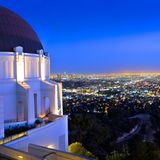 Griffith Observatory, Los Angeles, USA: "…denn sie wissen nicht, was sie tun"  Oberhalb von Los Angeles steht auf der Südseite des Mount Hollywood das Planetarium, wo James Dean 1955 die Person Jim Stark verkörperte, die von anderen Jugendlichen zu einer Mutprobe gezwungen wurde.