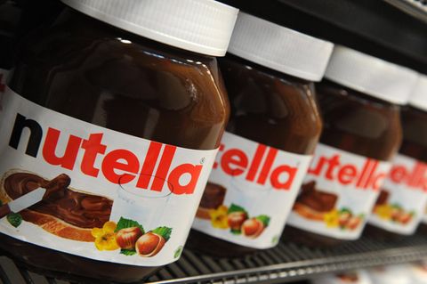 Nutella-Gläser stehen in einem Regal