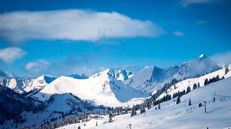 Skifahren in Österreich: Unendlich weiß: Panoramablick über die Bergwelt des Salzburger Lands Unendlich weiß: Panoramablick über die Bergwelt des Salzburger Lands
