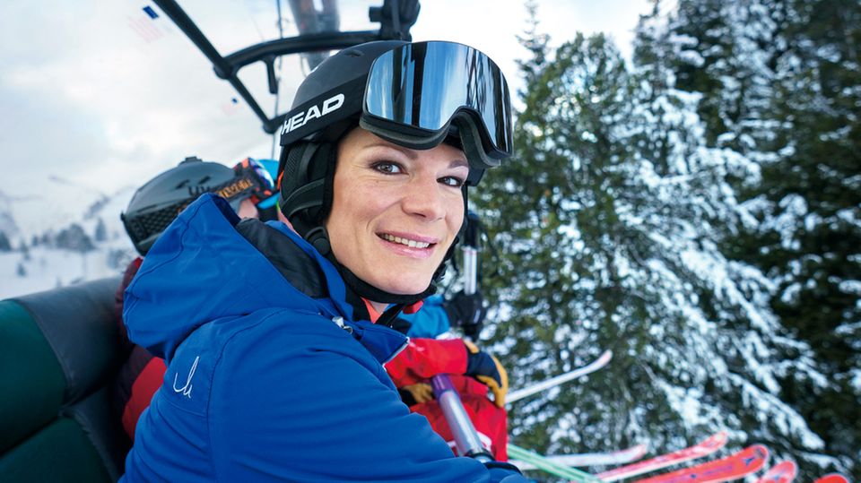 Skifahren in Österreich: "Aufi geht's": Höfl-Riesch im beheizten Sessellift "Aufi geht's": Höfl-Riesch im beheizten Sessellift