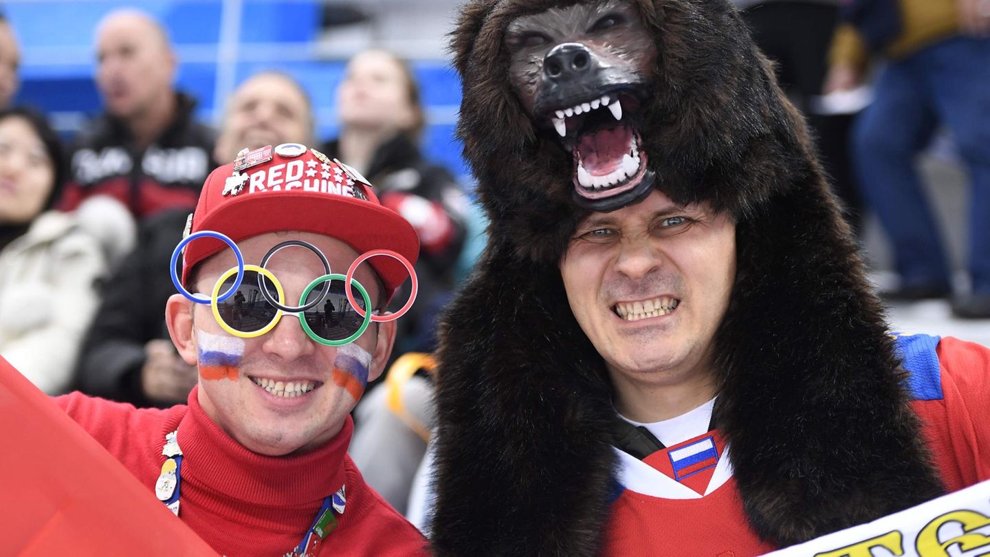 Der russische Bär: Russische Eishockey-Fans unterstützen ihre Mannschaft im Halbfinale gegen Tschechien. Russland ist auch der Gegner der Deutschen im Olympiafinale - ein Sieg für das DEB-Team wird da ganz schwer.