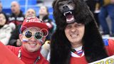 Der russische Bär: Russische Eishockey-Fans unterstützen ihre Mannschaft im Halbfinale gegen Tschechien. Russland ist auch der Gegner der Deutschen im Olympiafinale - ein Sieg für das DEB-Team wird da ganz schwer.